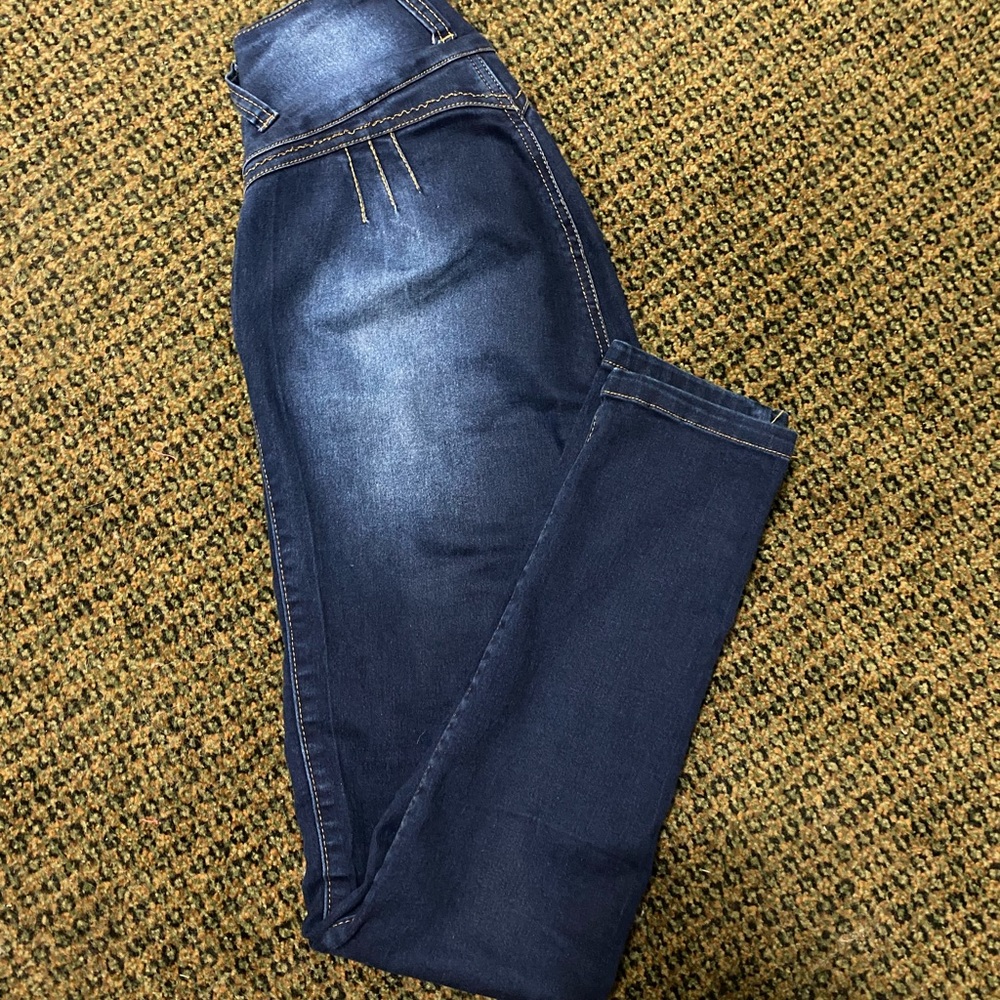 Booty Popping Jeans - Picture 7 of 11